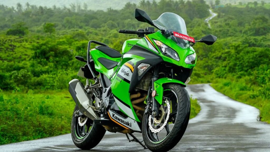 KTM RC 390 vs Ninja 300